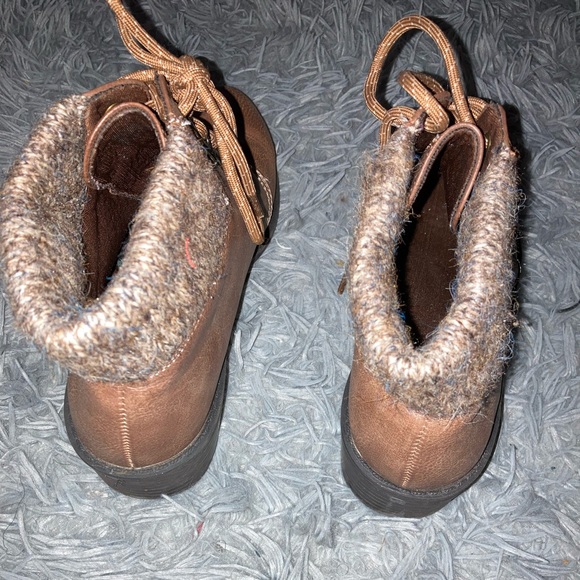 BROWN LEATHER LACE UP BOOTS W/ WOOL MATERIAL BARELY WORN IN GREAT CONDITION - Picture 5 of 6